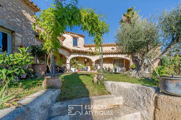 Maison atypique avec jardin paysager et architecture singulière