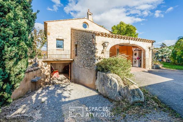 Maison avec architecture singulière et jardin paysager