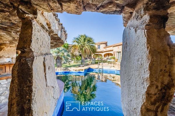 Maison avec architecture singulière et jardin paysager