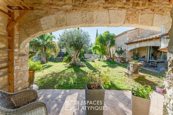 Maison avec architecture singulière et jardin paysager