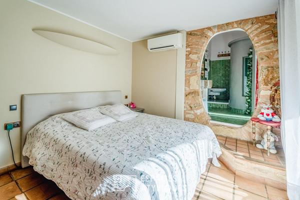 Maison avec architecture singulière et jardin paysager