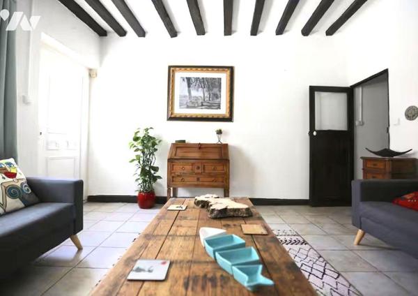 Dans le charmant village de MOURIES en plein centre, jolie maison de village comprenant : séjou...