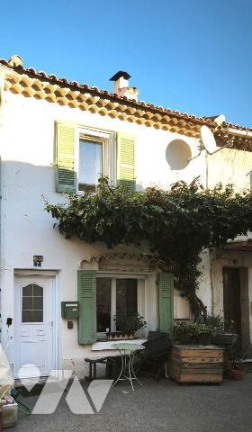 Dans le charmant village de MOURIES en plein centre, jolie maison de village comprenant : séjou...