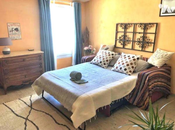 Dans le charmant village de MOURIES en plein centre, jolie maison de village comprenant : séjou...