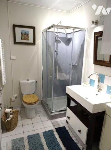 Dans le charmant village de MOURIES en plein centre, jolie maison de village comprenant : séjou...