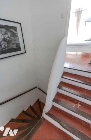 Dans le charmant village de MOURIES en plein centre, jolie maison de village comprenant : séjou...