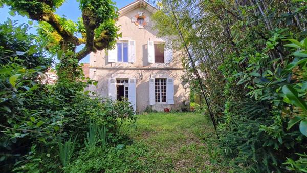 Mussidan centre ville  deux maisons, une grange  et dépendances parcelle de 1328 m²
