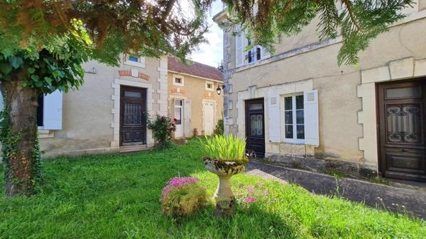Mussidan centre ville  deux maisons, une grange  et dépendances parcelle de 1328 m²