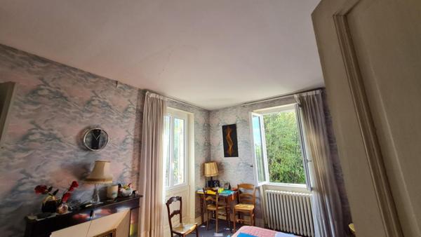 Mussidan centre ville  deux maisons, une grange  et dépendances parcelle de 1328 m²