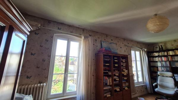 Mussidan centre ville  deux maisons, une grange  et dépendances parcelle de 1328 m²