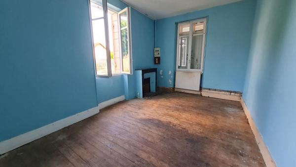 Mussidan centre ville  deux maisons, une grange  et dépendances parcelle de 1328 m²