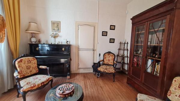 Mussidan centre ville  deux maisons, une grange  et dépendances parcelle de 1328 m²