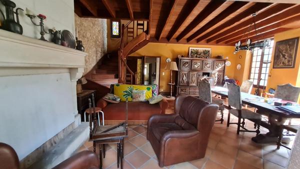 Mussidan centre ville  deux maisons, une grange  et dépendances parcelle de 1328 m²