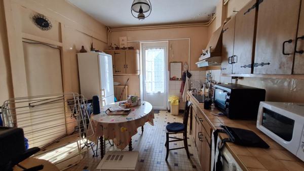 Mussidan centre ville  deux maisons, une grange  et dépendances parcelle de 1328 m²