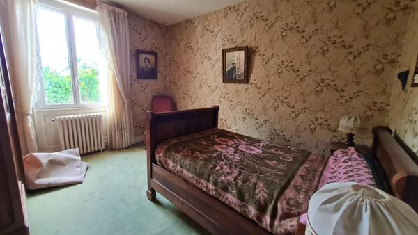 Mussidan centre ville  deux maisons, une grange  et dépendances parcelle de 1328 m²