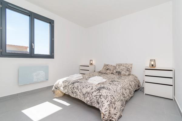 Dpt Var (83), à vendre LE CASTELLET maison P6 de 125 m² - Terrain plat de 469 m² - piscine - vue dégagée - garage