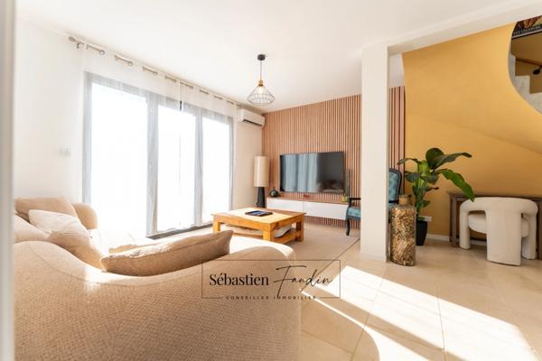 Dpt Var (83), à vendre LE CASTELLET maison P6 de 125 m² - Terrain plat de 469 m² - piscine - vue dégagée - garage