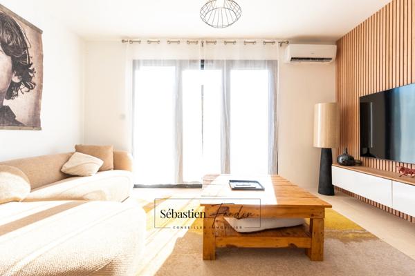 Dpt Var (83), à vendre LE CASTELLET maison P6 de 125 m² - Terrain plat de 469 m² - piscine - vue dégagée - garage