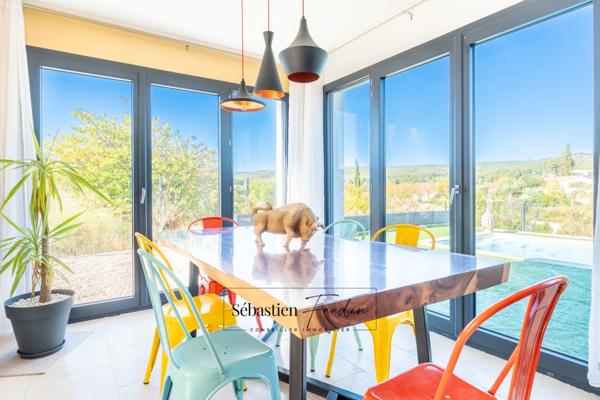 Dpt Var (83), à vendre LE CASTELLET maison P6 de 125 m² - Terrain plat de 469 m² - piscine - vue dégagée - garage