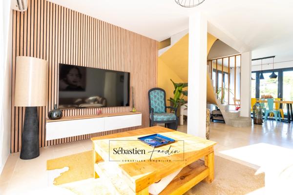 Dpt Var (83), à vendre LE CASTELLET maison P6 de 125 m² - Terrain plat de 469 m² - piscine - vue dégagée - garage