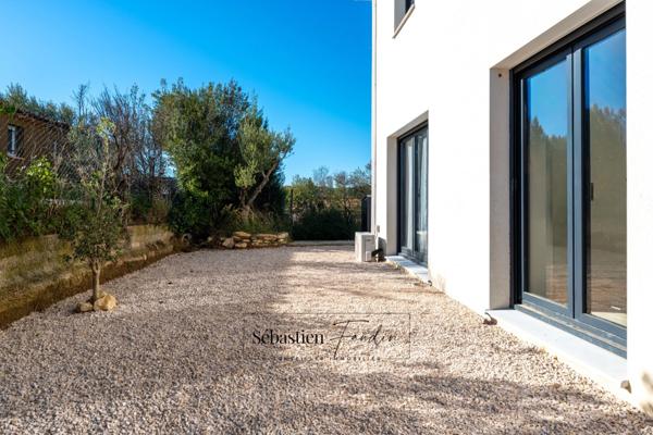 Dpt Var (83), à vendre LE CASTELLET maison P6 de 125 m² - Terrain plat de 469 m² - piscine - vue dégagée - garage