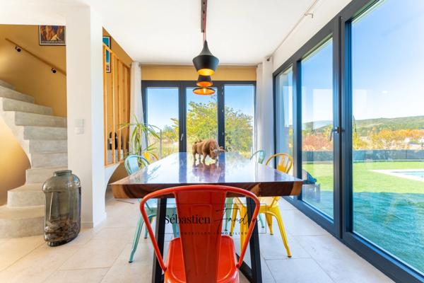 Dpt Var (83), à vendre LE CASTELLET maison P6 de 125 m² - Terrain plat de 469 m² - piscine - vue dégagée - garage