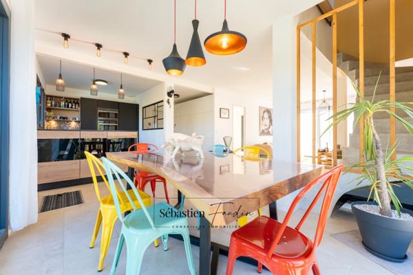 Dpt Var (83), à vendre LE CASTELLET maison P6 de 125 m² - Terrain plat de 469 m² - piscine - vue dégagée - garage