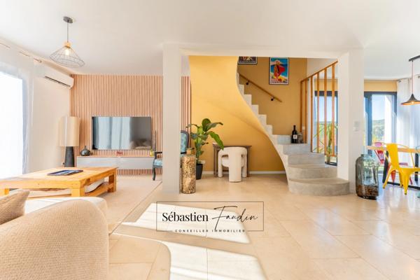 Dpt Var (83), à vendre LE CASTELLET maison P6 de 125 m² - Terrain plat de 469 m² - piscine - vue dégagée - garage