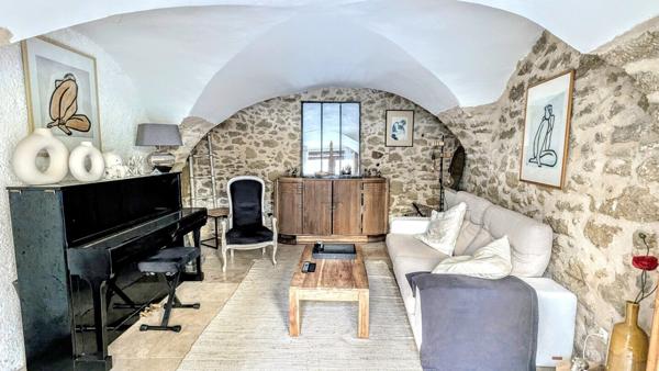 Grande maison de village avec terrasse