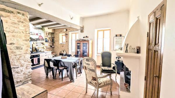 Grande maison de village avec terrasse