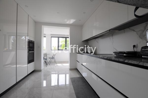 Maison
         8 pièces
        - 240 m² 540 000 € *