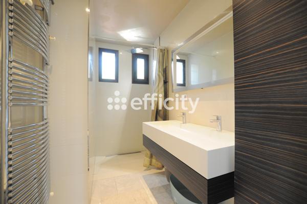 Maison
         8 pièces
        - 240 m² 540 000 € *