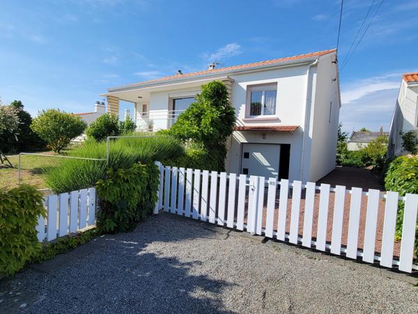 BEAUVOIR SUR MER ( 85 ) proche centre ville entre CHALLANS et NOIRMOUTIER Maison à VENDRE en vente à terme libre , 3 chambres , 2 WC , garage terrain clos 800 m² puits