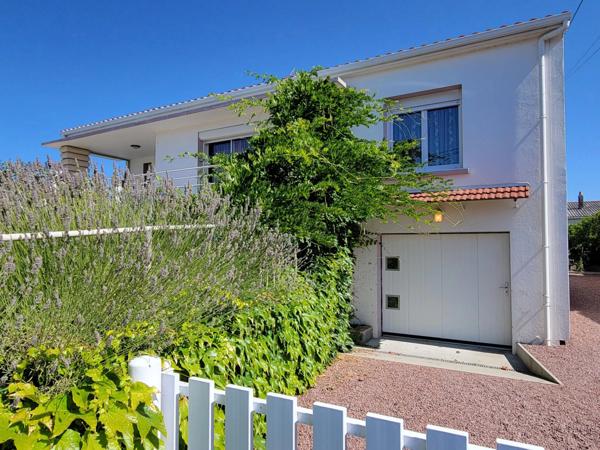 BEAUVOIR SUR MER ( 85 ) proche centre ville entre CHALLANS et NOIRMOUTIER Maison à VENDRE en vente à terme libre , 3 chambres , 2 WC , garage terrain clos 800 m² puits