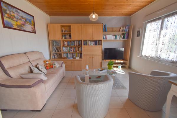 BEAUVOIR SUR MER ( 85 ) proche centre ville entre CHALLANS et NOIRMOUTIER Maison à VENDRE en vente à terme libre , 3 chambres , 2 WC , garage terrain clos 800 m² puits