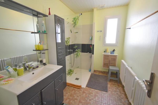 BEAUVOIR SUR MER ( 85 ) proche centre ville entre CHALLANS et NOIRMOUTIER Maison à VENDRE en vente à terme libre , 3 chambres , 2 WC , garage terrain clos 800 m² puits