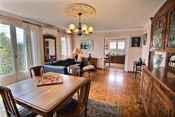 VILLA D'ARCHITECTE AVEC UN POTENTIEL DE 230 M² SUR TERRAIN PISCINABLE