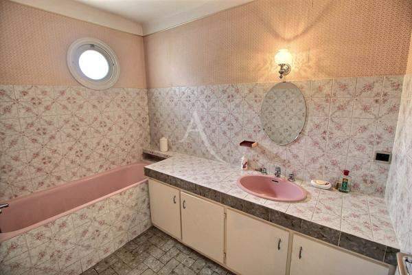 VILLA D'ARCHITECTE AVEC UN POTENTIEL DE 230 M² SUR TERRAIN PISCINABLE