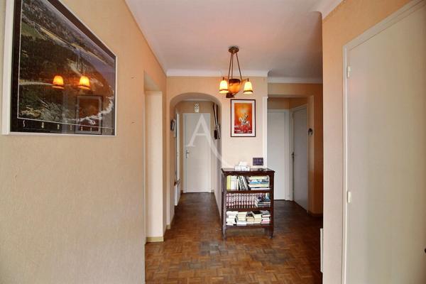 VILLA D'ARCHITECTE AVEC UN POTENTIEL DE 230 M² SUR TERRAIN PISCINABLE