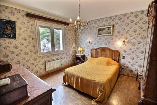 VILLA D'ARCHITECTE AVEC UN POTENTIEL DE 230 M² SUR TERRAIN PISCINABLE