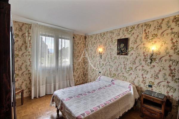 VILLA D'ARCHITECTE AVEC UN POTENTIEL DE 230 M² SUR TERRAIN PISCINABLE