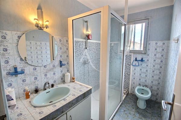 VILLA D'ARCHITECTE AVEC UN POTENTIEL DE 230 M² SUR TERRAIN PISCINABLE