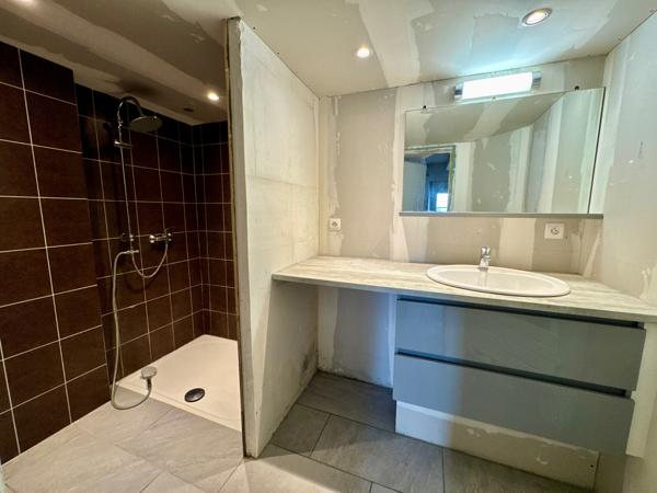 Maison en pierres une chambre et bureau avec terrasse et jardin de 295m2