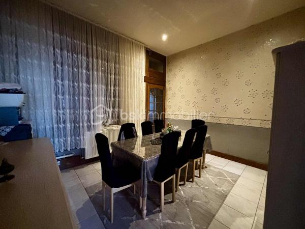 À découvrir rapidement ! Charmante maison de 85.89m²  idéalement située dans le secteur de la Blanche Porte à Tourcoing.

Dès l’entrée, vous serez séduit par un bel espace de vie comprenant un salon et une salle à manger, une cuisine séparée aménagée, un WC ainsi qu’une petite cour extérieure (2m²).

Au premier étage, une spacieuse salle de bain avec baignoire et douche et coin buanderie vous offre tout le confort nécessaire et une chambre agréable de 14m².

Le deuxième étage accueille deux chambres supplémentaires.

Les + techniques :
✔ Chaudière récente (2 an)
✔ Combles isolés
✔ Double vitrage bois

Possibilité d’ouvrir la cuisine sur la salle à manger pour créer une pièce de vie encore plus conviviale !

Située dans le quartier recherché de Blanche Porte à Tourcoing, cette maison bénéficie d’un environnement calme tout en étant proche des commerces, écoles et transports. Un emplacement idéal pour une vie sereine ou un investissement de qualité, avec un accès rapide aux grands axes.