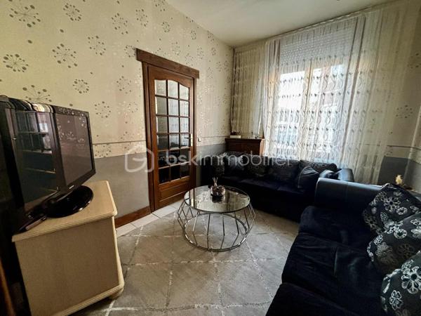 À découvrir rapidement ! Charmante maison de 85.89m²  idéalement située dans le secteur de la Blanche Porte à Tourcoing.

Dès l’entrée, vous serez séduit par un bel espace de vie comprenant un salon et une salle à manger, une cuisine séparée aménagée, un WC ainsi qu’une petite cour extérieure (2m²).

Au premier étage, une spacieuse salle de bain avec baignoire et douche et coin buanderie vous offre tout le confort nécessaire et une chambre agréable de 14m².

Le deuxième étage accueille deux chambres supplémentaires.

Les + techniques :
✔ Chaudière récente (2 an)
✔ Combles isolés
✔ Double vitrage bois

Possibilité d’ouvrir la cuisine sur la salle à manger pour créer une pièce de vie encore plus conviviale !

Située dans le quartier recherché de Blanche Porte à Tourcoing, cette maison bénéficie d’un environnement calme tout en étant proche des commerces, écoles et transports. Un emplacement idéal pour une vie sereine ou un investissement de qualité, avec un accès rapide aux grands axes.