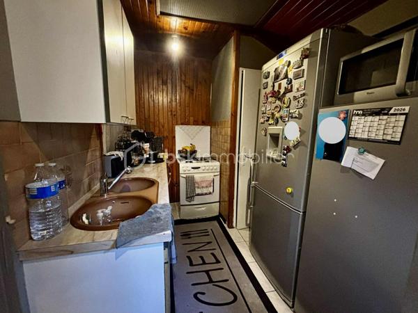 À découvrir rapidement ! Charmante maison de 85.89m²  idéalement située dans le secteur de la Blanche Porte à Tourcoing.

Dès l’entrée, vous serez séduit par un bel espace de vie comprenant un salon et une salle à manger, une cuisine séparée aménagée, un WC ainsi qu’une petite cour extérieure (2m²).

Au premier étage, une spacieuse salle de bain avec baignoire et douche et coin buanderie vous offre tout le confort nécessaire et une chambre agréable de 14m².

Le deuxième étage accueille deux chambres supplémentaires.

Les + techniques :
✔ Chaudière récente (2 an)
✔ Combles isolés
✔ Double vitrage bois

Possibilité d’ouvrir la cuisine sur la salle à manger pour créer une pièce de vie encore plus conviviale !

Située dans le quartier recherché de Blanche Porte à Tourcoing, cette maison bénéficie d’un environnement calme tout en étant proche des commerces, écoles et transports. Un emplacement idéal pour une vie sereine ou un investissement de qualité, avec un accès rapide aux grands axes.