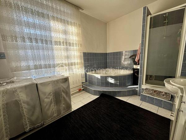 À découvrir rapidement ! Charmante maison de 85.89m²  idéalement située dans le secteur de la Blanche Porte à Tourcoing.

Dès l’entrée, vous serez séduit par un bel espace de vie comprenant un salon et une salle à manger, une cuisine séparée aménagée, un WC ainsi qu’une petite cour extérieure (2m²).

Au premier étage, une spacieuse salle de bain avec baignoire et douche et coin buanderie vous offre tout le confort nécessaire et une chambre agréable de 14m².

Le deuxième étage accueille deux chambres supplémentaires.

Les + techniques :
✔ Chaudière récente (2 an)
✔ Combles isolés
✔ Double vitrage bois

Possibilité d’ouvrir la cuisine sur la salle à manger pour créer une pièce de vie encore plus conviviale !

Située dans le quartier recherché de Blanche Porte à Tourcoing, cette maison bénéficie d’un environnement calme tout en étant proche des commerces, écoles et transports. Un emplacement idéal pour une vie sereine ou un investissement de qualité, avec un accès rapide aux grands axes.