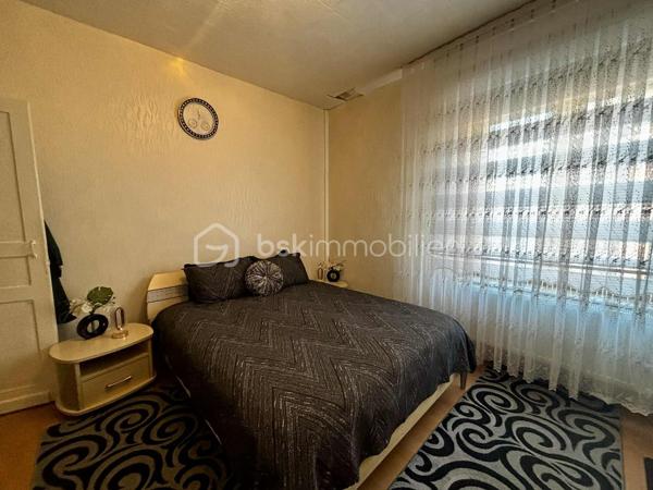 À découvrir rapidement ! Charmante maison de 85.89m²  idéalement située dans le secteur de la Blanche Porte à Tourcoing.

Dès l’entrée, vous serez séduit par un bel espace de vie comprenant un salon et une salle à manger, une cuisine séparée aménagée, un WC ainsi qu’une petite cour extérieure (2m²).

Au premier étage, une spacieuse salle de bain avec baignoire et douche et coin buanderie vous offre tout le confort nécessaire et une chambre agréable de 14m².

Le deuxième étage accueille deux chambres supplémentaires.

Les + techniques :
✔ Chaudière récente (2 an)
✔ Combles isolés
✔ Double vitrage bois

Possibilité d’ouvrir la cuisine sur la salle à manger pour créer une pièce de vie encore plus conviviale !

Située dans le quartier recherché de Blanche Porte à Tourcoing, cette maison bénéficie d’un environnement calme tout en étant proche des commerces, écoles et transports. Un emplacement idéal pour une vie sereine ou un investissement de qualité, avec un accès rapide aux grands axes.