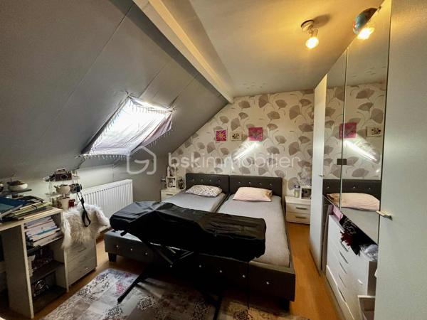 À découvrir rapidement ! Charmante maison de 85.89m²  idéalement située dans le secteur de la Blanche Porte à Tourcoing.

Dès l’entrée, vous serez séduit par un bel espace de vie comprenant un salon et une salle à manger, une cuisine séparée aménagée, un WC ainsi qu’une petite cour extérieure (2m²).

Au premier étage, une spacieuse salle de bain avec baignoire et douche et coin buanderie vous offre tout le confort nécessaire et une chambre agréable de 14m².

Le deuxième étage accueille deux chambres supplémentaires.

Les + techniques :
✔ Chaudière récente (2 an)
✔ Combles isolés
✔ Double vitrage bois

Possibilité d’ouvrir la cuisine sur la salle à manger pour créer une pièce de vie encore plus conviviale !

Située dans le quartier recherché de Blanche Porte à Tourcoing, cette maison bénéficie d’un environnement calme tout en étant proche des commerces, écoles et transports. Un emplacement idéal pour une vie sereine ou un investissement de qualité, avec un accès rapide aux grands axes.