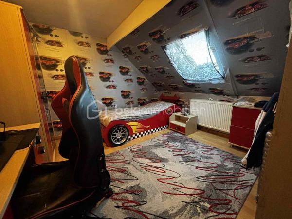 À découvrir rapidement ! Charmante maison de 85.89m²  idéalement située dans le secteur de la Blanche Porte à Tourcoing.

Dès l’entrée, vous serez séduit par un bel espace de vie comprenant un salon et une salle à manger, une cuisine séparée aménagée, un WC ainsi qu’une petite cour extérieure (2m²).

Au premier étage, une spacieuse salle de bain avec baignoire et douche et coin buanderie vous offre tout le confort nécessaire et une chambre agréable de 14m².

Le deuxième étage accueille deux chambres supplémentaires.

Les + techniques :
✔ Chaudière récente (2 an)
✔ Combles isolés
✔ Double vitrage bois

Possibilité d’ouvrir la cuisine sur la salle à manger pour créer une pièce de vie encore plus conviviale !

Située dans le quartier recherché de Blanche Porte à Tourcoing, cette maison bénéficie d’un environnement calme tout en étant proche des commerces, écoles et transports. Un emplacement idéal pour une vie sereine ou un investissement de qualité, avec un accès rapide aux grands axes.
